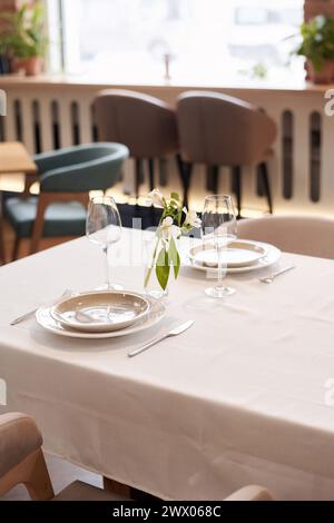 Vertikale Hochwinkelansicht, keine Leute, die in einem modernen Restaurant mit minimalistischem Tischdesign aufgenommen wurden Stockfoto