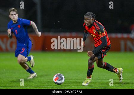 Madi Nsosemo (15) aus Belgien im Rahmen eines Fußballspiels zwischen den belgischen U19-Nationalmannschaften und den Niederlanden am 3. Spieltag in der Gruppe 2 der UEFA-U19-Elite-Runde am Dienstag, den 26. März 2024 in Veendam , Niederlande . FOTO SPORTPIX | David Catry Stockfoto