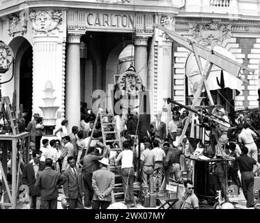 CARY GRANT Regisseur ALFRED HITCHCOCK und GRACE KELLY am Drehort Candid mit Film/Film Crew 1954 vor dem Hotel Carlton in Cannes während der Dreharbeiten von TO CATCH A THIEF veröffentlichte 1955 Regisseur ALFRED HITCHCOCK Stockfoto