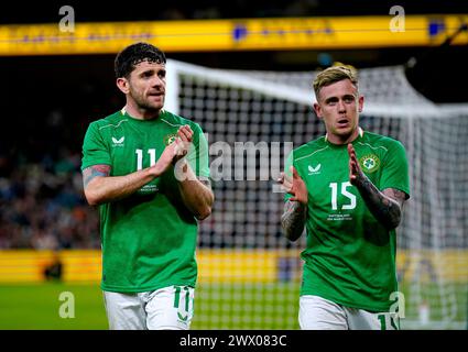 Robbie Brady (links) und Sammie Szmodics applaudieren den Fans, nachdem sie während eines internationalen Freundschaftsspiels im Aviva Stadium in Dublin ersetzt wurden. Bilddatum: Dienstag, 26. März 2024. Stockfoto