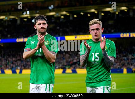 Robbie Brady (links) und Sammie Szmodics applaudieren den Fans, nachdem sie während eines internationalen Freundschaftsspiels im Aviva Stadium in Dublin ersetzt wurden. Bilddatum: Dienstag, 26. März 2024. Stockfoto