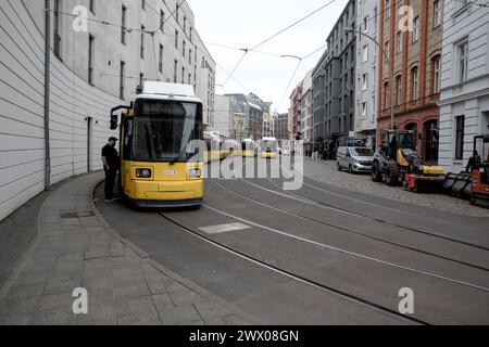 Berlin, Deutschland. März 2024. Berlins gelbe Straßenbahnen, eines der ältesten und umfangreichsten Straßenbahnnetze der Welt, fahren durch die Stadt mit der Zuverlässigkeit jahrzehntelanger Fahrten. Am 26. März 2024 verkörpern diese Straßenbahnen, die von einem 750-V-Freileitungsnetz angetrieben werden, das Engagement der Stadt für den öffentlichen Nahverkehr und ihre historischen Wurzeln und demonstrieren eine Kreuzung aus Erbe und modernem Nutzen. (Kreditbild: © Michael Kuenne/PRESSCOV via ZUMA Press Wire) NUR REDAKTIONELLE VERWENDUNG! Nicht für kommerzielle ZWECKE! Stockfoto