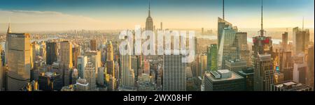 Blick hinunter über Manhattan, New York am frühen Abend einschließlich Empire State Building und One World Trade Centre. Stockfoto
