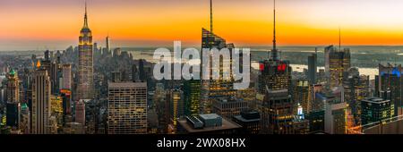 Blick hinunter über Manhattan, New York in der Abenddämmerung einschließlich Empire State Building und One World Trade Centre. Stockfoto