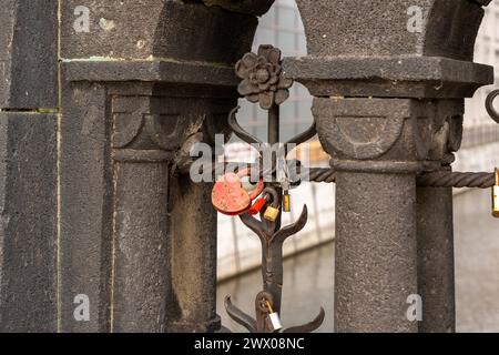 Lovers' Schlösser sind auf einer Brücke verschlossen. Vorhängeschlösser von Liebenden aus nächster Nähe Stockfoto