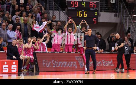 Bonn, Deutschland. März 2024. Jubel der Telekom Baskets Bonn, Telekom Baskets Bonn vs EWE Baskets Oldenburg, easyCredit BBL, 24. Spieltag, Bonn, 26.03.2024. Quelle: Jürgen Schwarz/Alamy Live News Stockfoto