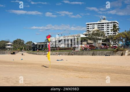 Mooloolaba Surf and Lifesaving Club, Queensland, Australien, vom Strand aus gesehen mit gelber und roter Warnflagge. Stockfoto