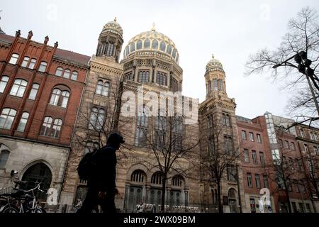 Vor der düsteren Kulisse der Neuen Synagoge in Berlin findet am 26. März 2024 eine ergreifende Gedenkstätte statt. Kerzen und Plakate richten die Tore aus, jede Flamme ist ein stiller Beweis für die tiefen Verluste, die am 7. Oktober 2023 während der verheerenden Angriffe der Hamas auf israelische Zivilisten und Soldaten angerichtet wurden. Die neue Synagoge, einst ein Leuchtturm des jüdischen Wohlstands und heute ein Symbol der Widerstandskraft angesichts der Widrigkeiten, ist ein stiller Zeuge dieser feierlichen Versammlung. Die Plakate, die mit Gesichtern von Geiseln und Opfern verziert sind, erinnern Passanten an die Personen hinter den erstaunlichen Figuren: 1.139 Tote, darunter Stockfoto