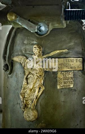 Bildnis der Vickers-Terni von La Spezia auf dem 75A Geschützwagen in Fort Coldarco. Enego, Venetien, Italien. Stockfoto