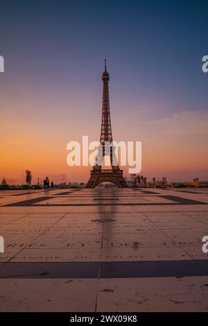 Eiffelturm Sonnenaufgang, Paris, Frankreich Stockfoto