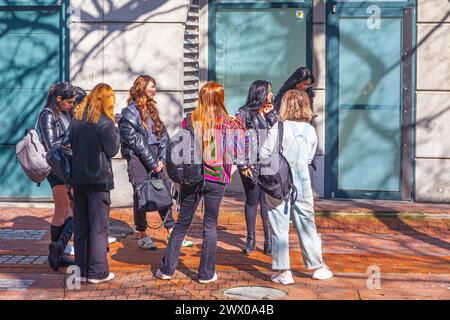 Gruppe junger Frauen im Bezirk Gastown in Vancouver Kanada Stockfoto