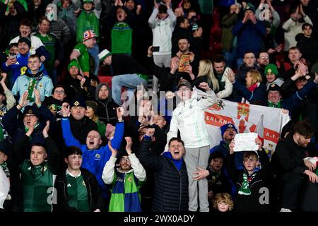 Fans aus Nordirland feiern den Sieg nach dem letzten Pfiff in einem internationalen Freundschaftsspiel im Hampden Park, Glasgow. Bilddatum: Dienstag, 26. März 2024. Stockfoto