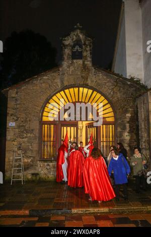 Aviles, Spanien. 26. März 2024: Nazarener betreten St. Peter's Chapel während der St. Peters Prozession am 26. März 2024 in Aviles, Spanien. Quelle: Alberto Brevers / Alamy Live News. Stockfoto