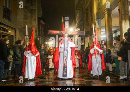 Aviles, Spanien. 26. März 2024: Die Nazarener führten die Prozession während der San Pedro-Prozession am 26. März 2024 in Avilés, Spanien. Quelle: Alberto Brevers / Alamy Live News. Stockfoto