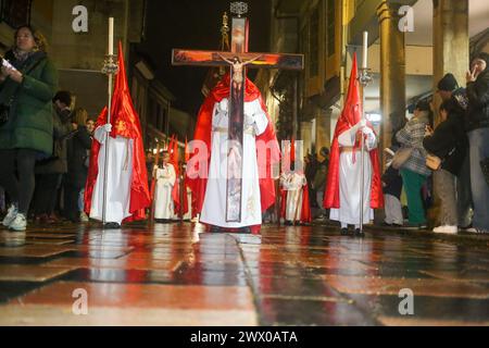 Aviles, Spanien. 26. März 2024: Die Nazarener führten die Prozession während der San Pedro-Prozession am 26. März 2024 in Avilés, Spanien. Quelle: Alberto Brevers / Alamy Live News. Stockfoto