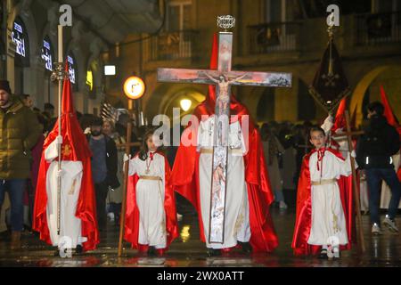 Aviles, Spanien. 26. März 2024: Die Nazarener führten die Prozession während der San Pedro-Prozession am 26. März 2024 in Avilés, Spanien. Quelle: Alberto Brevers / Alamy Live News. Stockfoto