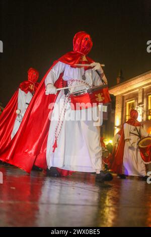 Aviles, Spanien. 26. März 2024: Ein Nazarener spielt während der Petersprozession am 26. März 2024 in Avilés, Spanien. Quelle: Alberto Brevers / Alamy Live News. Stockfoto