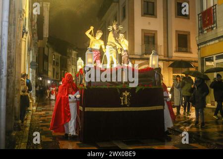 Aviles, Spanien. 26. März 2024: Das Bild von „Jesus an die Säule gebunden“ während der Prozession des Heiligen Petrus am 26. März 2024 in Avilés, Spanien. Quelle: Alberto Brevers / Alamy Live News. Stockfoto