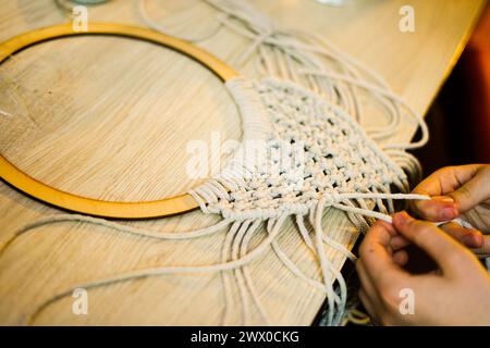 Makramee herstellen. Kreativworkshop. Stockfoto