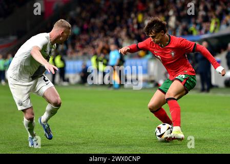 Ljubljana, Slowenien. März 2024. Ljubljana, Slowenien, 26. März 2024: Joao Félix aus Portugal (R) im Kampf gegen Zan Karnicnik aus Slowenien (L) während des Internationalen Fußball-Freundschaftsspiels zwischen Slowenien und Portugal im Stadion Stozice, Ljubljana, Slowenien. (Igor Kupljenik/SPP) Credit: SPP Sport Press Photo. /Alamy Live News Stockfoto