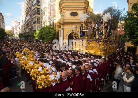 Malaga, Spanien. März 2024. Eine allgemeine Ansicht zeigt, dass die Pönitenten der Bruderschaft „Rescate“ eine Statue Christi tragen, während sie an einer Prozession während des Karwochenfestes teilnehmen. Tausende von Gläubigen warten darauf, die Prozessionen mit den Statuen Christi und der Jungfrau Maria im Rahmen der traditionellen Karwoche zu sehen. In Andalusien versammelt Ostern Tausende von Menschen aus der ganzen Welt und gilt als eines der wichtigsten religiösen und kulturellen Ereignisse des Jahres. Quelle: SOPA Images Limited/Alamy Live News Stockfoto