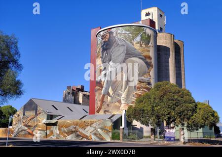 Horsham: Silokunst „Yangga Dyata“ von Smug (Sam Bates), Horsham, Victoria, Australien Stockfoto