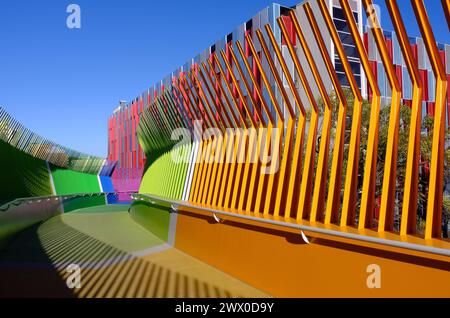 Die farbenfrohe Koolangka Kids’ Bridge verbindet das Perth Children’s Hospital und den Kings Park über die Winthrop Avenue in Nedlands, Perth, Western Australia Stockfoto