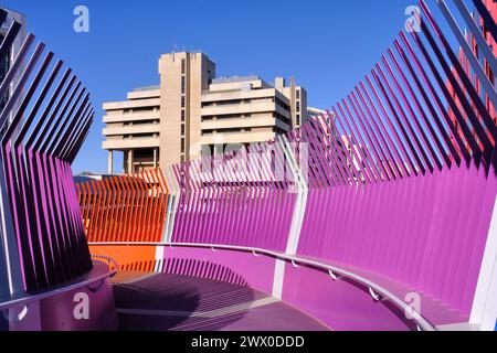 Die farbenfrohe Koolangka Kids’ Bridge verbindet das Perth Children’s Hospital und den Kings Park über die Winthrop Avenue in Nedlands, Perth, Western Australia Stockfoto