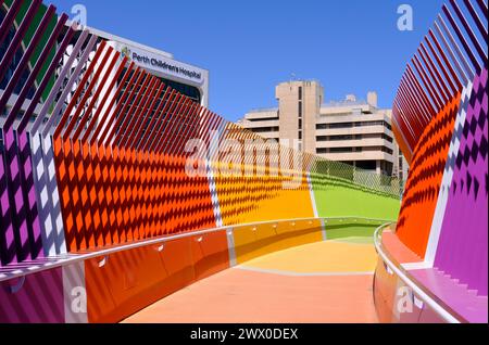 Die farbenfrohe Koolangka Kids’ Bridge verbindet das Perth Children’s Hospital und den Kings Park über die Winthrop Avenue in Nedlands, Perth, Western Australia Stockfoto