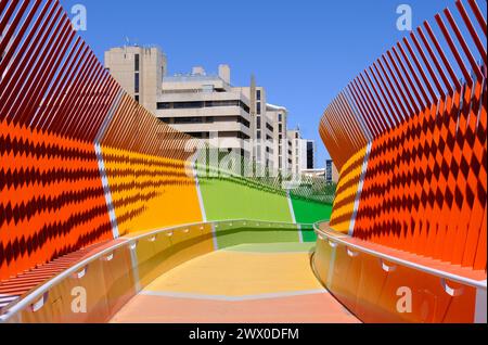 Die farbenfrohe Koolangka Kids’ Bridge verbindet das Perth Children’s Hospital und den Kings Park über die Winthrop Avenue in Nedlands, Perth, Western Australia Stockfoto