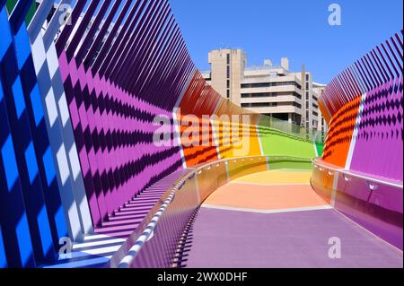 Die farbenfrohe Koolangka Kids’ Bridge verbindet das Perth Children’s Hospital und den Kings Park über die Winthrop Avenue in Nedlands, Perth, Western Australia Stockfoto