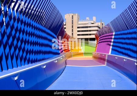 Die farbenfrohe Koolangka Kids’ Bridge verbindet das Perth Children’s Hospital und den Kings Park über die Winthrop Avenue in Nedlands, Perth, Western Australia Stockfoto