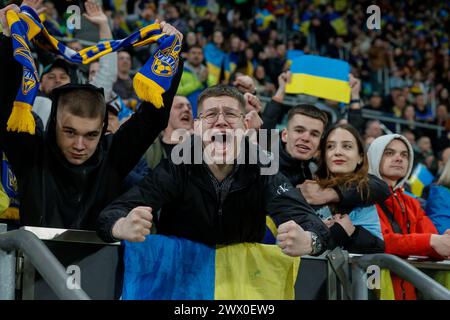 Breslau, Breslau, Polen. März 2024. Ein Qualifikationsspiel der Euro 2024 zwischen der Ukraine und Island fand in Breslau in der Tarczynski Arena statt. In Bild: Ukraine Fans (Foto: © Krzysztof Zatycki/ZUMA Press Wire) NUR REDAKTIONELLE VERWENDUNG! Nicht für kommerzielle ZWECKE! Stockfoto