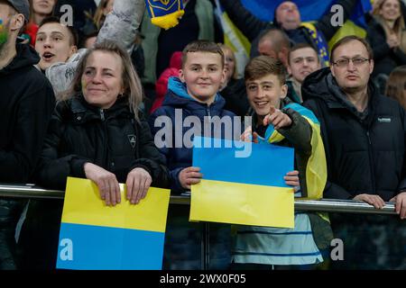 Breslau, Breslau, Polen. März 2024. Ein Qualifikationsspiel der Euro 2024 zwischen der Ukraine und Island fand in Breslau in der Tarczynski Arena statt. In Bild: Ukraine Fans (Foto: © Krzysztof Zatycki/ZUMA Press Wire) NUR REDAKTIONELLE VERWENDUNG! Nicht für kommerzielle ZWECKE! Stockfoto