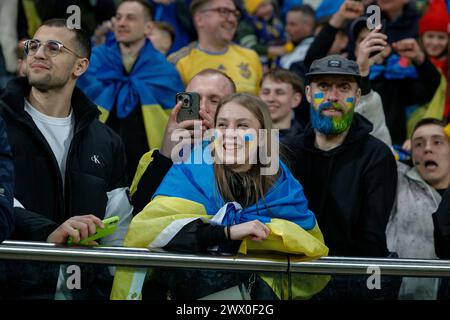 Breslau, Breslau, Polen. März 2024. Ein Qualifikationsspiel der Euro 2024 zwischen der Ukraine und Island fand in Breslau in der Tarczynski Arena statt. In Bild: Ukraine Fans (Foto: © Krzysztof Zatycki/ZUMA Press Wire) NUR REDAKTIONELLE VERWENDUNG! Nicht für kommerzielle ZWECKE! Stockfoto