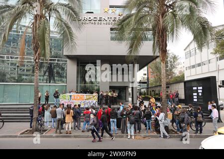 UIO-PROTESTA-ANTIMINERIA-EMBAJADA-CANADA Quito, 26 de marzo de 2024. Protesta de colectivos sociales contra la extracion minera por parte de empresas canadienses. Los manifestantes forzaron el cierra de la Av. Amazonas frente a la Embajada de Canada. API / HAMILTON LOPEZ Quito Pichincha Ecuador SOI-UIO-PROTESTA-ANTIMINERIA-EMBAJADA-CANADA-6fc49cf5160ef92782fbef21ece74 *** UIO ANTI-MINING-PROTEST kanadische BOTSCHAFT Quito, 26. März 2024 Protest sozialer Kollektive gegen BERGBAUABBAU durch kanadische Unternehmen Demonstranten erzwangen die Schließung von Av Amazonas vor der kanadischen BOTSCHAFT Stockfoto