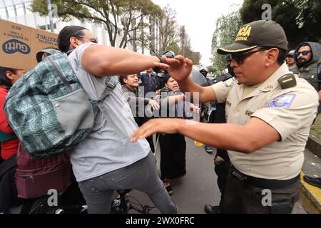 UIO-PROTESTA-ANTIMINERIA-EMBAJADA-CANADA Quito, 26 de marzo de 2024. Protesta de colectivos sociales contra la extracion minera por parte de empresas canadienses. Los manifestantes forzaron el cierra de la Av. Amazonas frente a la Embajada de Canada. API / HAMILTON LOPEZ Quito Pichincha Ecuador SOI-UIO-PROTESTA-ANTIMINERIA-EMBAJADA-CANADA-08abf7fcf3e9eb4859ca1542f7591140 *** UIO ANTI-MINING-PROTEST kanadische BOTSCHAFT Quito, 26. März 2024 Protest sozialer Kollektive gegen BERGBAUABBAU durch kanadische Unternehmen Demonstranten erzwangen die Schließung von Av Amazonas vor der kanadischen BOTSCHAFT Stockfoto