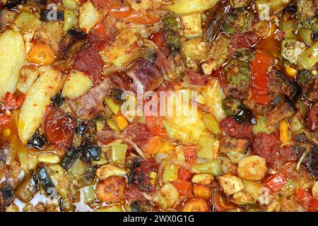 Giouvetsi – Eintopf mit griechischem Rindfleisch und Orzo. Balkanische Küche. Stockfoto