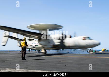 240320-N-GJ011-1026 RED SEA (20. März 2024) Seeleute beobachten eine E-2C Hawkeye, die an den Screwtops der Airborne Command and Control Squadron (VAW) 123 befestigt ist und am 20. März vom Flugdeck des Flugzeugträgers USS Dwight D. Eisenhower (CVN 69) im Roten Meer startete. Die Dwight D. Eisenhower Carrier Strike Group wird im Einsatzgebiet der 5. US-Flotte eingesetzt, um die Sicherheit und Stabilität im Nahen Osten zu unterstützen. (Offizielles Foto der US Navy) Stockfoto