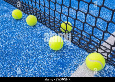 Fünf Bälle in der Nähe des Netzes auf einem Paddeltennisplatz Stockfoto