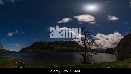 Ein Panoramablick auf Ullswater in einer mondhellen Nacht Stockfoto