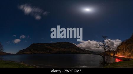 Ein Panoramablick auf Ullswater in einer mondhellen Nacht Stockfoto