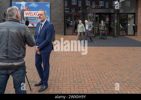 STADSKANAAL - Bürgermeister der Gemeinde Stadskanaal Klaas Sloots spricht nach Lenny Kuhrs Auftritt im Geert Teis mit den Medien. Die 74-jährige Lenny Kuhr wurde zuvor beschuldigt, während eines Konzerts in Waalwijk Mörder und Terrorist zu sein. ANP VINCENT JANNINK niederlande aus - belgien aus Stockfoto