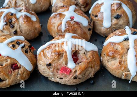 Hausgemachte traditionelle warme Brötchen mit Obst und Rosinen. Stockfoto