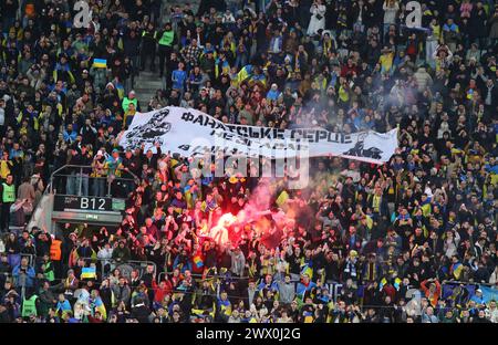 Wroclaw, Polen - 26. März 2024: Ukrainische Fans verbrennen Flecken und zeigen ihre Unterstützung beim Play-off-Spiel zur UEFA EURO 2024 Ukraine gegen Island in der Tarczynski Arena in Wroclaw, Polen. Die Ukraine gewann 2-1 Stockfoto