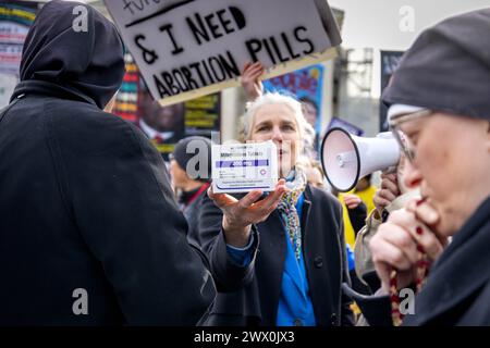 Washington DC, USA. März 2024. Demonstranten protestieren und streiten vor dem Obersten Gerichtshof der USA. Am Dienstag werden dieselben Richter, die den Verfassungsschutz für Abtreibung vor zwei Jahren aufgehoben haben, Argumente darüber hören, ob die Verwendung von Mifepriston, einem Medikament, das in fast zwei Dritteln aller Abtreibungen auf nationaler Ebene verwendet wird, eingeschränkt werden sollte. (Kreditbild: © Michael Nigro/Pacific Press via ZUMA Press Wire) NUR REDAKTIONELLE VERWENDUNG! Nicht für kommerzielle ZWECKE! Stockfoto