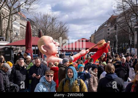 Protest gegen die Wiederwahl des russischen Präsidenten Wladimir Putin unter dem Motto Schluss mit Putin, mit Krieg, Lüge und Repressionen vor der Russischen Botschaft in Berlin-Mitte. / Protest gegen die Wiederwahl des russischen Präsidenten Wladimir Putin unter dem Motto Stop Putin, Krieg, Lügen und Repression vor der russischen Botschaft in Berlin-Mitte. Schnappschuss-Fotografie/K.M.Krause *** Protest gegen die Wiederwahl des russischen Präsidenten Wladimir Putin unter dem Motto Stop Putin, Krieg, Lügen und Repression vor der russischen Botschaft in Berlin Mitte Protest gegen die Wiederwahl von R Stockfoto