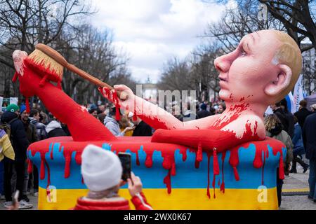 Protest gegen die Wiederwahl des russischen Präsidenten Wladimir Putin unter dem Motto Schluss mit Putin, mit Krieg, Lüge und Repressionen vor der Russischen Botschaft in Berlin-Mitte. / Protest gegen die Wiederwahl des russischen Präsidenten Wladimir Putin unter dem Motto Stop Putin, Krieg, Lügen und Repression vor der russischen Botschaft in Berlin-Mitte. Schnappschuss-Fotografie/K.M.Krause *** Protest gegen die Wiederwahl des russischen Präsidenten Wladimir Putin unter dem Motto Stop Putin, Krieg, Lügen und Repression vor der russischen Botschaft in Berlin Mitte Protest gegen die Wiederwahl von R Stockfoto