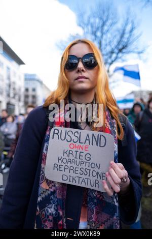 Protest gegen die Wiederwahl des russischen Präsidenten Wladimir Putin unter dem Motto Schluss mit Putin, mit Krieg, Lüge und Repressionen vor der Russischen Botschaft in Berlin-Mitte. / Protest gegen die Wiederwahl des russischen Präsidenten Wladimir Putin unter dem Motto Stop Putin, Krieg, Lügen und Repression vor der russischen Botschaft in Berlin-Mitte. Schnappschuss-Fotografie/K.M.Krause *** Protest gegen die Wiederwahl des russischen Präsidenten Wladimir Putin unter dem Motto Stop Putin, Krieg, Lügen und Repression vor der russischen Botschaft in Berlin Mitte Protest gegen die Wiederwahl von R Stockfoto