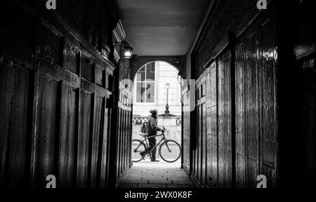 Pickering Place in SW1 St James, Westminster: Schmaler Durchgang, der zu Londons kleinstem Platz im Innenhof führt. Stockfoto